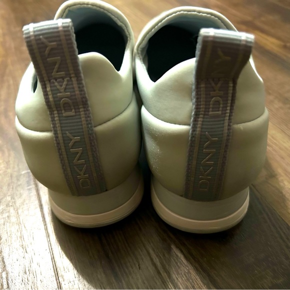 🔥DKNY 🔥Creamy White Slip-On Sneakers with Chunky Sole Womens 9.5 - Picture 4 of 6